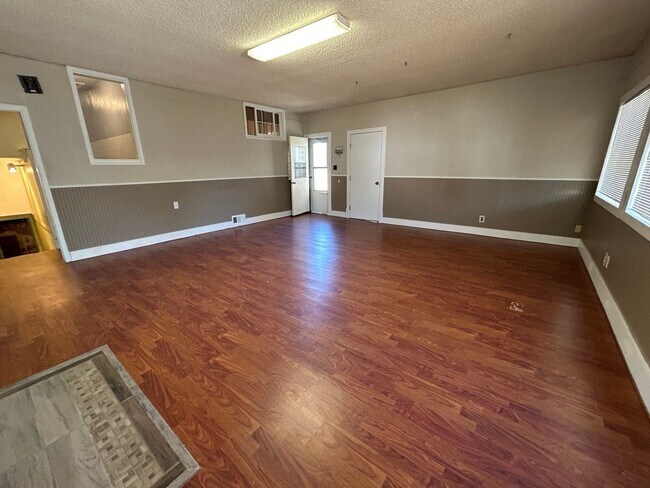 Building Photo - 3 Bedroom 1 Bath Large House with Garage & Many Amenities