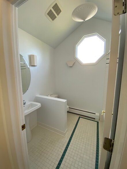 Upstairs bathroom - 18 Berrian Pl