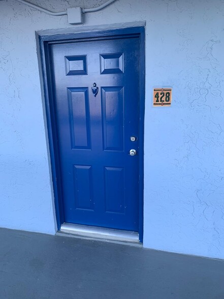 Building Photo - 9460 Fontainebleau Blvd