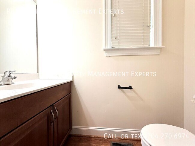 Building Photo - 319 Woodvale Pl