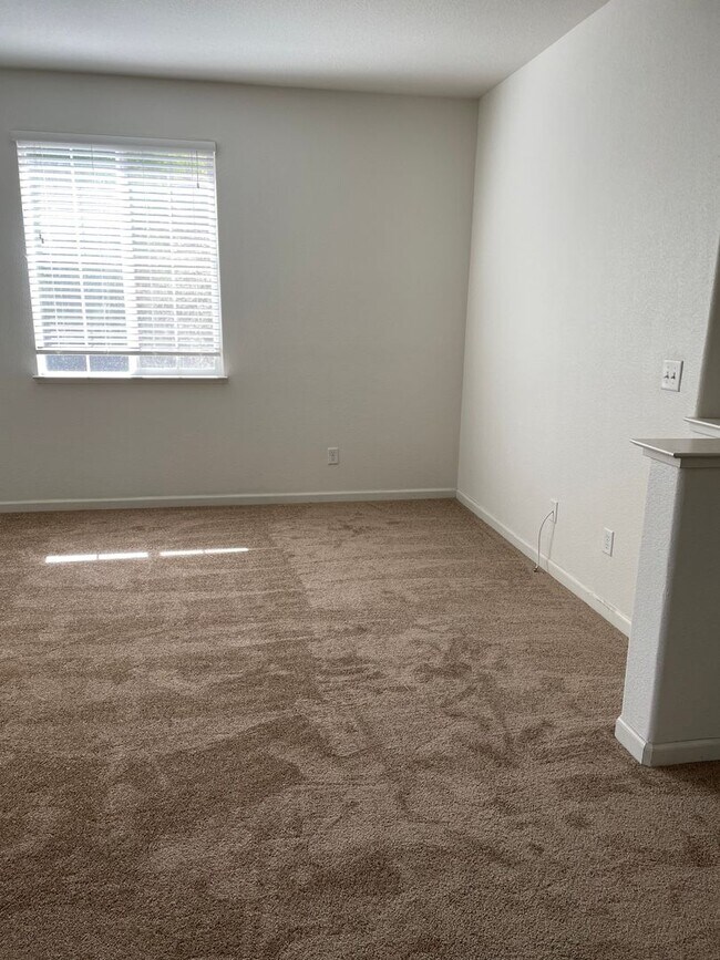 Building Photo - 606 Falling Star Dr