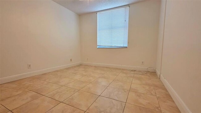 Building Photo - 1350 SE 3rd Ave