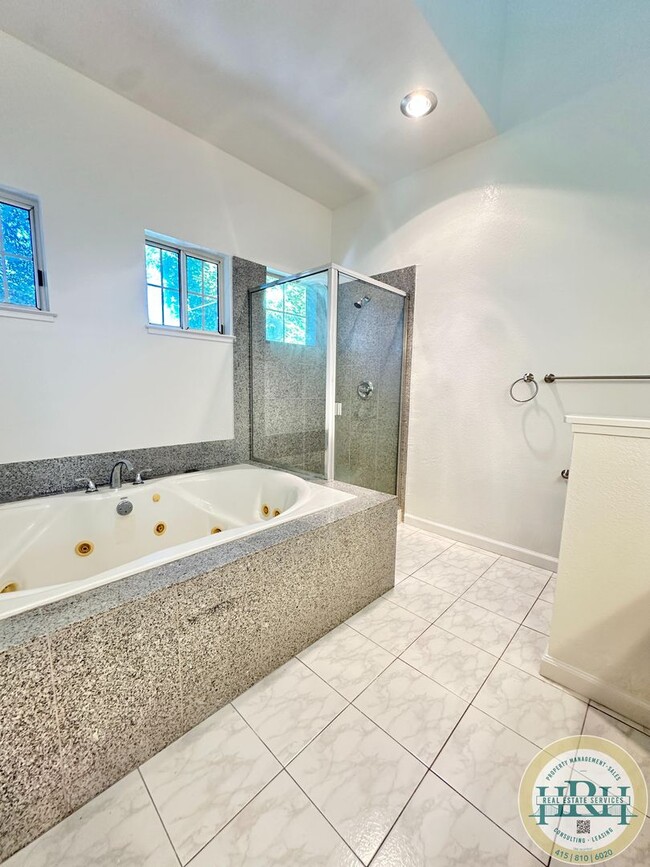 Building Photo - Charming 3BR|2.5BA Palo Alto Townhome – Pr...