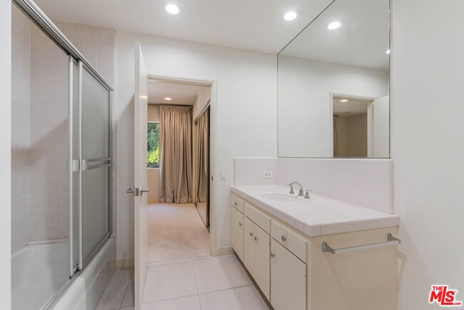 Building Photo - 811 N Hillcrest Rd