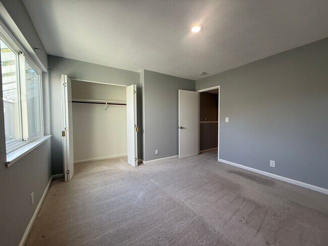 Building Photo - Bright 2 Bed 2 Bath Townhouse in Campbell!