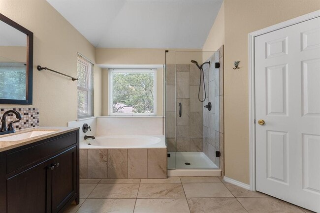 Building Photo - 2104 Lobelia Dr