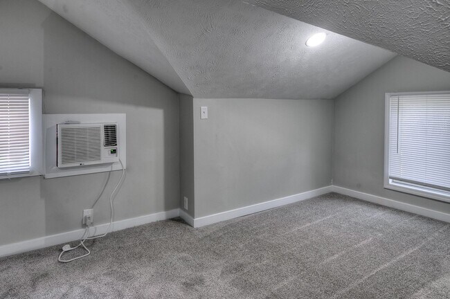 Building Photo - 4 bed in Aksarben