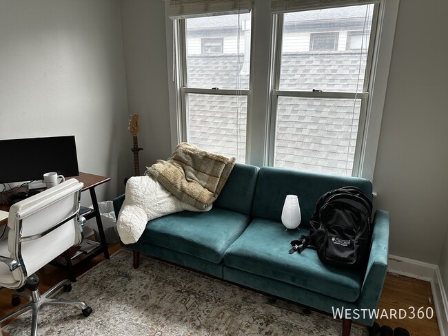 Building Photo - 2102 W Belle Plaine Ave