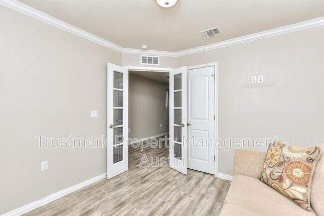 Building Photo - 220 Comal Ln
