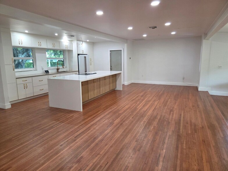 Building Photo - 13040 N Miami Ave