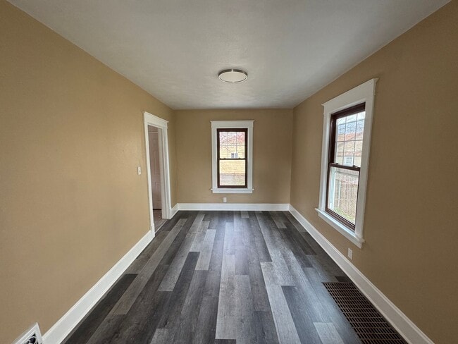 Building Photo - 3 Bedroom Moline Home with 2 Car Garage