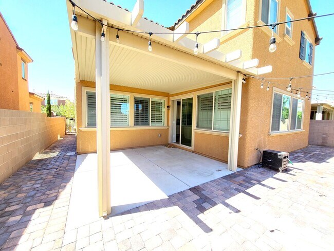 Building Photo - 4 Bedroom House with Community Pool, Baseb...