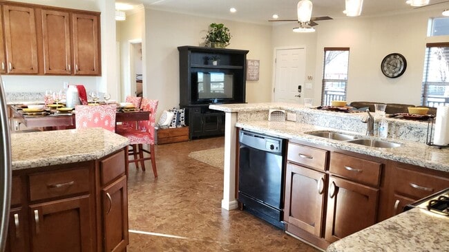 Building Photo - Gorgeous location, spectacular amenities, 3 bedroom furnished home for rent.