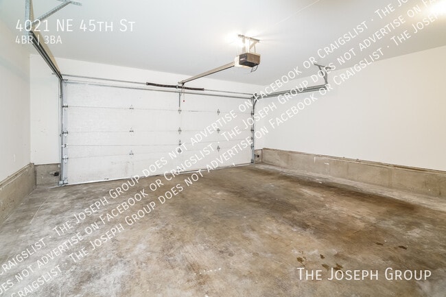 Building Photo - 4021 NE 45th St