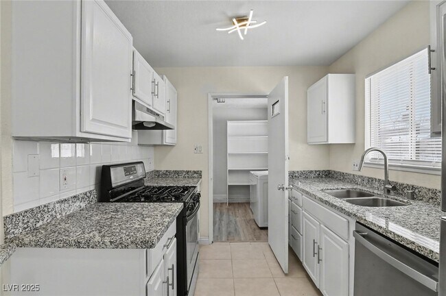 Building Photo - 313 Fox Cir