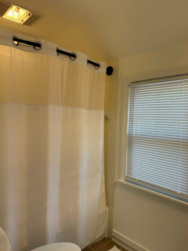 Building Photo - Spacious Colonial For Rent in Lyndhurst
