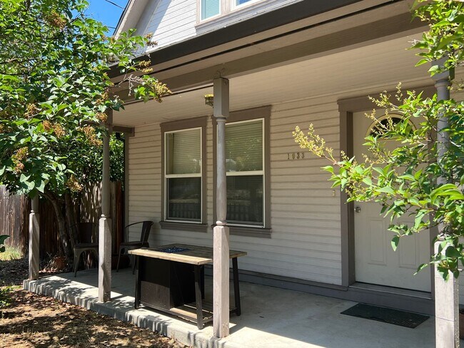 Building Photo - COMING SOON!  2 bed, 2 bath home in the heart of Ashland