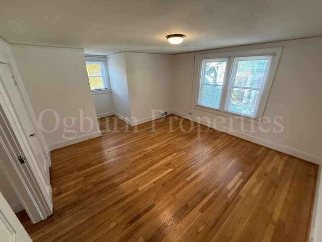 Building Photo - 2046 Queen St