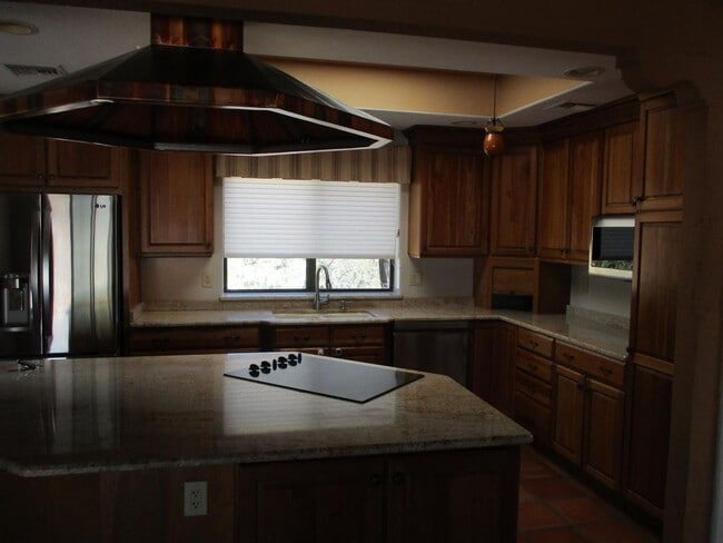 Building Photo - 4 bedroom 2.5 Bath