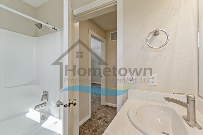 Building Photo - 2 Bedroom 2 Bath Home with Attached Garage...
