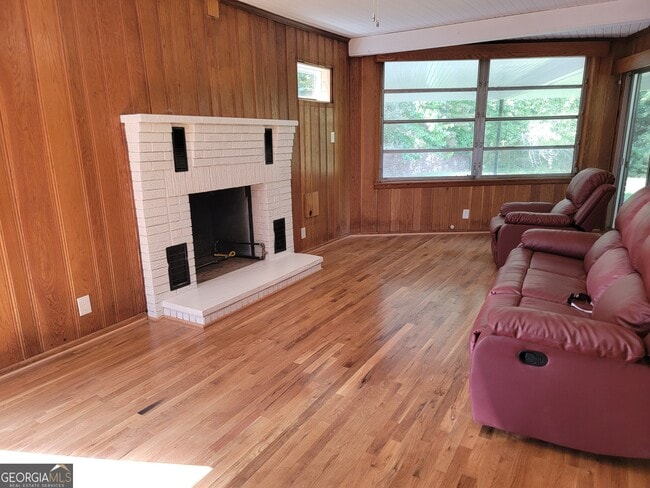 Building Photo - 2070 Black Fox Dr NE