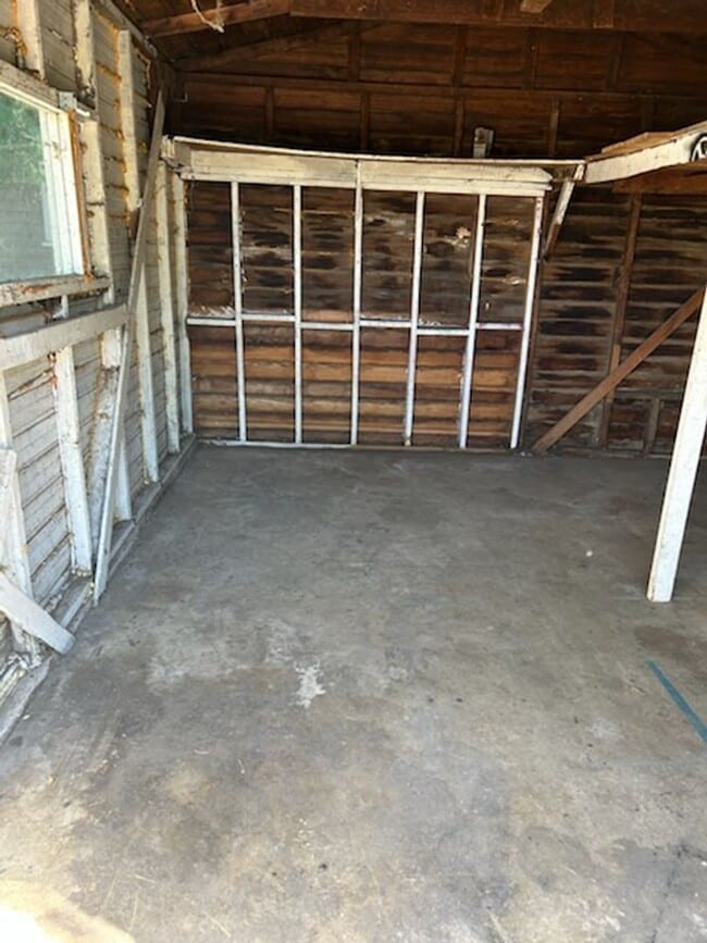 Building Photo - Charming 2 Bedroom 1 bathroom Downtown Modesto Home