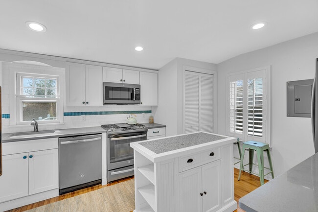 Building Photo - 629 Redmond Ave