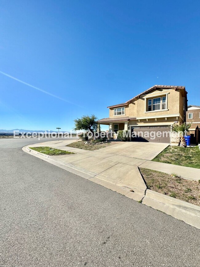Building Photo - Read to move in 4 bedroom 3 bath home with a den