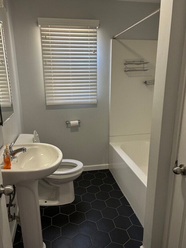 Building Photo - 237 N 2nd St