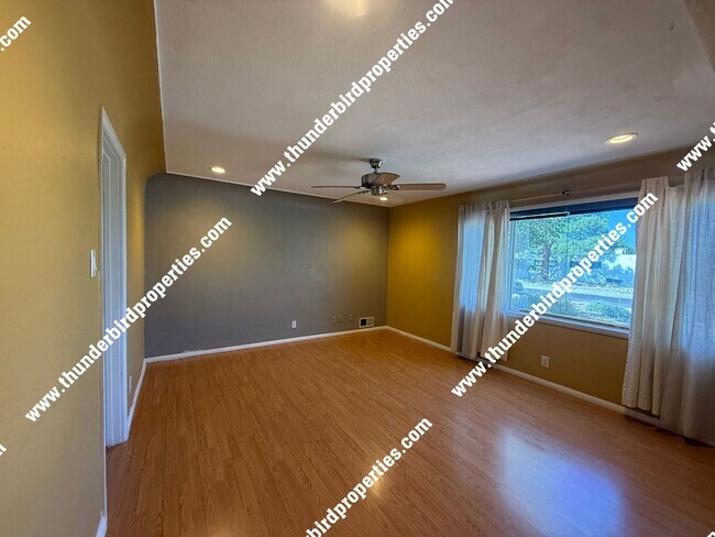 Building Photo - 2108 Muriel St NE