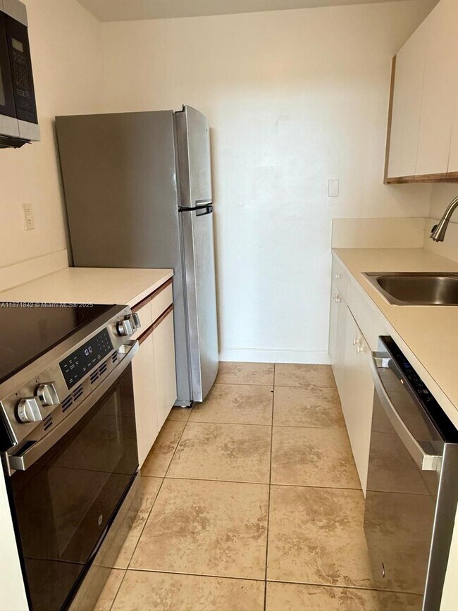 Building Photo - 2000 NE 135th St