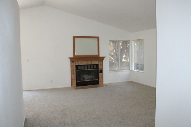 Building Photo - Single Story 3 Bedroom, 2 1/2 Bathroom Tow...