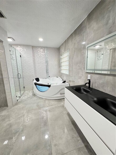 Building Photo - 5860 NW 111th Ave