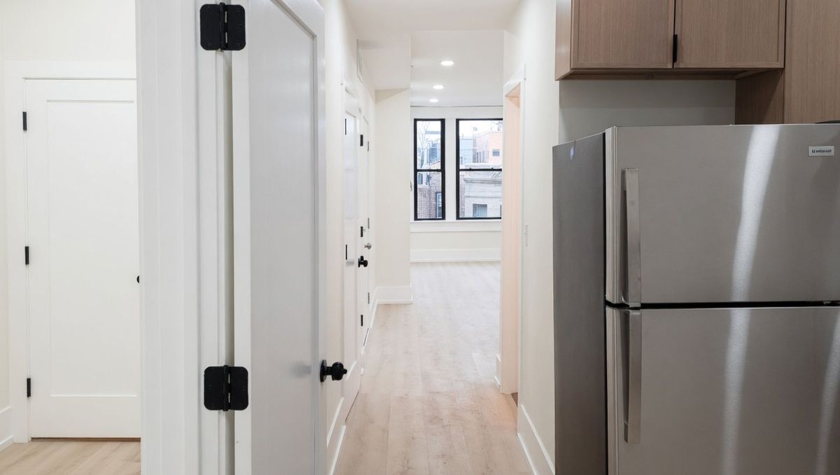 Building Photo - 944 N Damen Ave