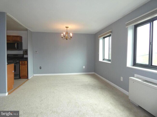 Building Photo - 1300 S Arlington Ridge Rd