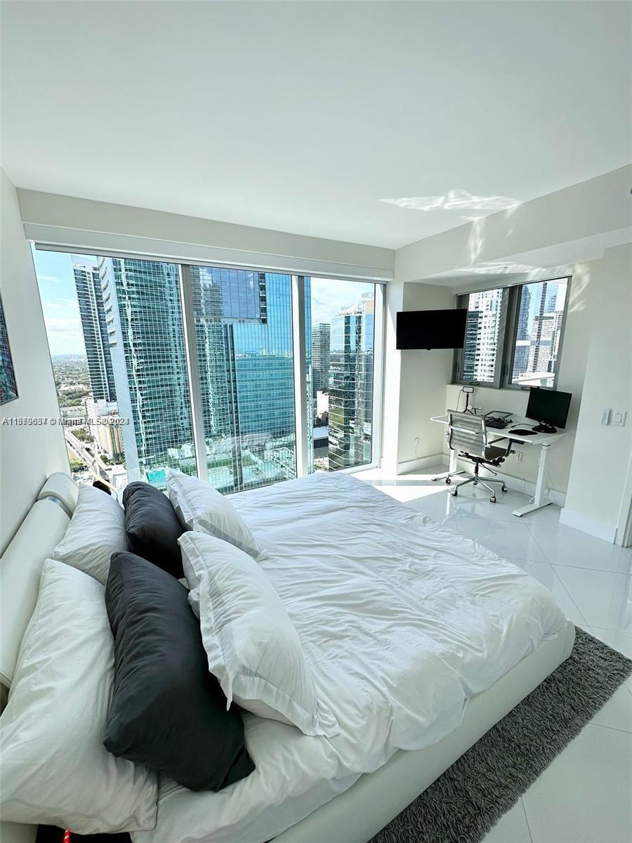 Building Photo - 1300 Brickell Bay Dr