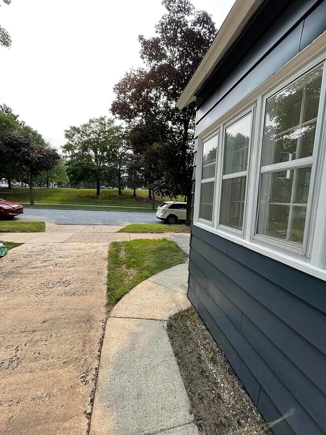 Building Photo - Lower 2 Bedroom Duplex Great Location!