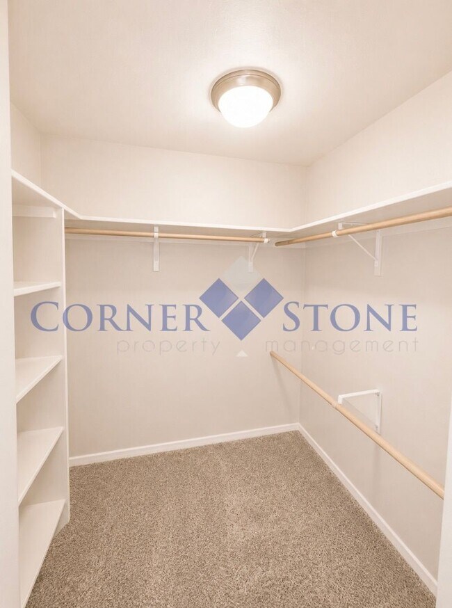Building Photo - Great home in central location!