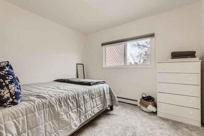 Building Photo - Updated 3 BDR Townhome in King's Ridge