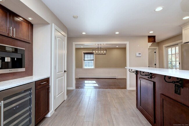 Building Photo - 1591 Huntington Turnpike