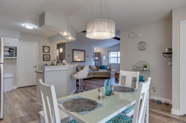 Building Photo - Charming Duplex in Norman!