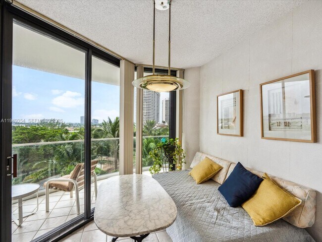 Building Photo - 2800 Island Blvd