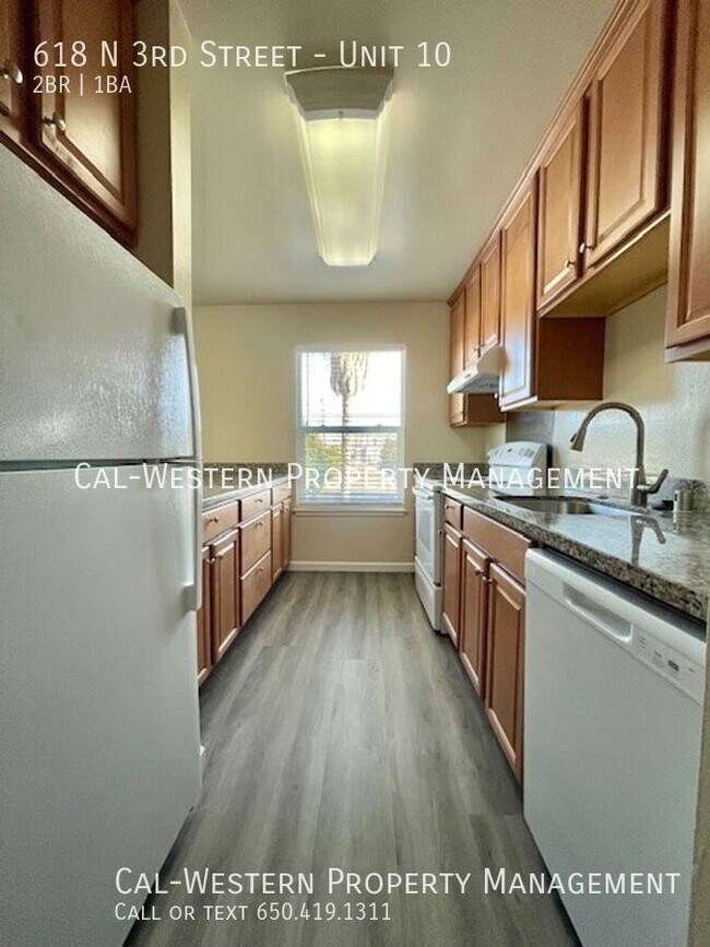 Building Photo - 2 Bedroom/ 1 Bath Upstairs End unit Availa...