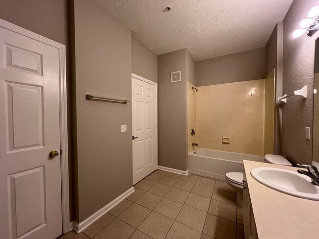 Building Photo - APARTMENT IN THE METROWEST AREA!