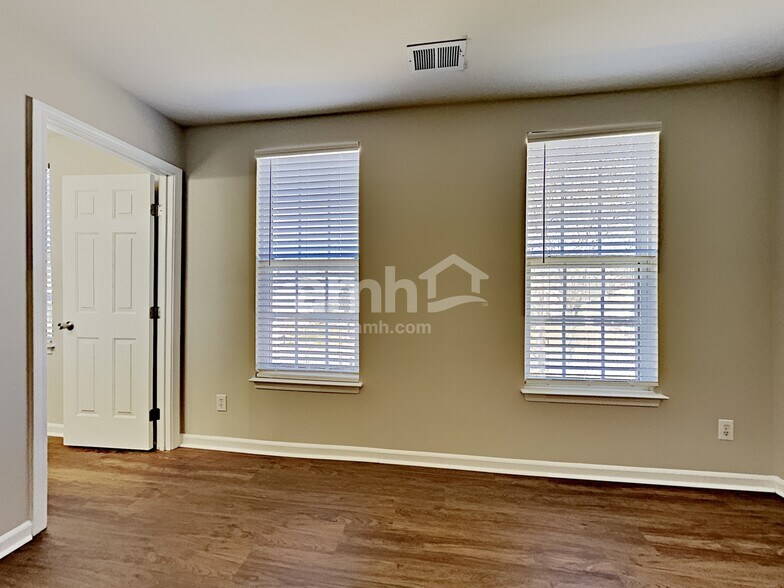 Building Photo - 113 Barrington Dr