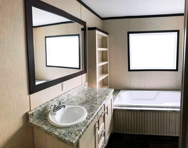 Building Photo - Newer 3 Bedroom, 2 Bath!