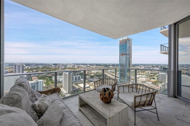 Building Photo - 851 NE 1st Ave