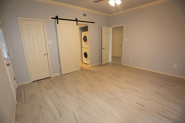 Building Photo - 2255 Braeswood Park Dr