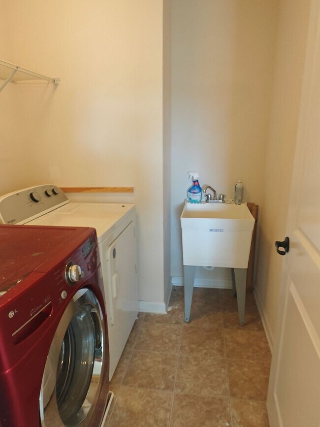 Building Photo - Large 4 bedroom home with recreational roo...