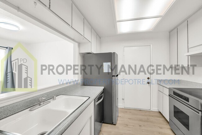 Building Photo - Desirable Pocket-Greenhaven Half-Plex for ...
